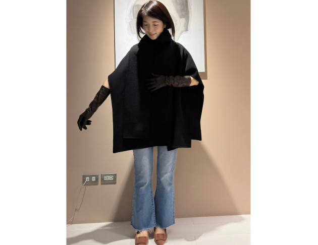 黑色立領斗篷毛衣